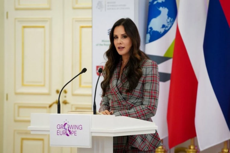 TAMARA VUČIĆ u odevnoj kombinaciji koju svaka žena treba da ima: Ovaj model NE IZLAZI IZ MODE i pristaje svakom tipu tela (GALERIJA)