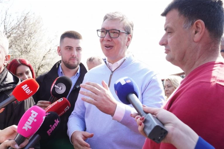 VUČIĆ U AZANJI! "Srbija - naša porodica" - PREDSEDNIKA TOPLO DOČEKALI U SMEDEREVSKOJ PALANCI!