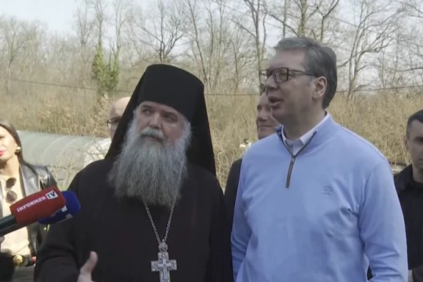 VUČIĆ U MANASTIRU PINOSAVA! Predsednik posetio svetinju u Kusadaku!