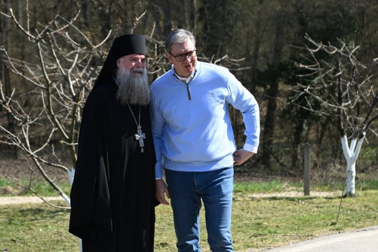 Vučić u manastiru