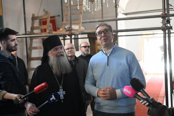 VUČIĆ U MANASTIRU PINOSAVA! Predsednik o načinima  za napredak radova na svetinji!