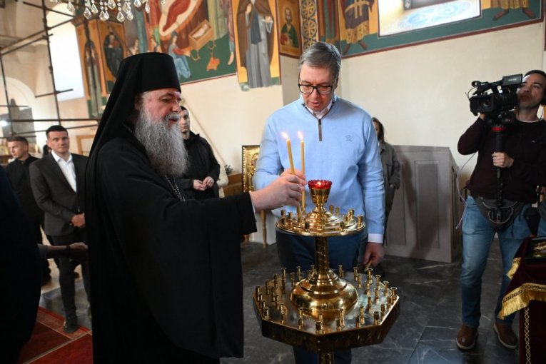 Vučić u manastiru
