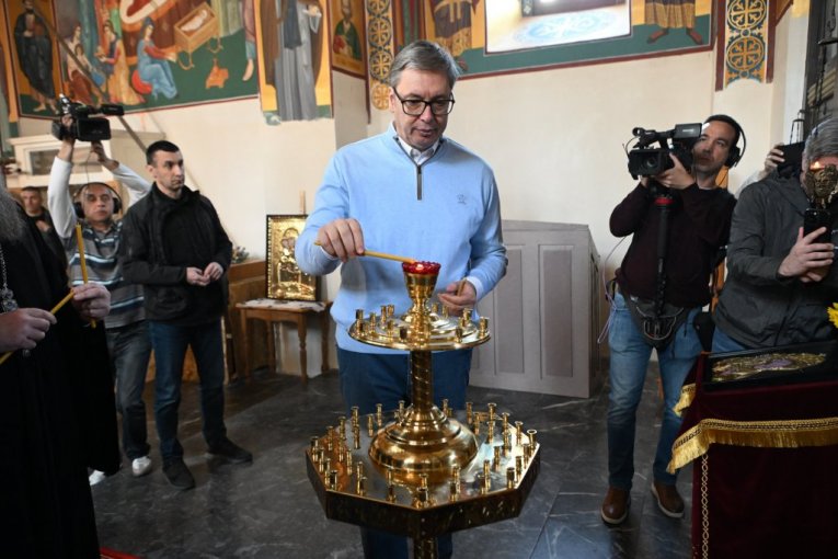 Vučić u manastiru