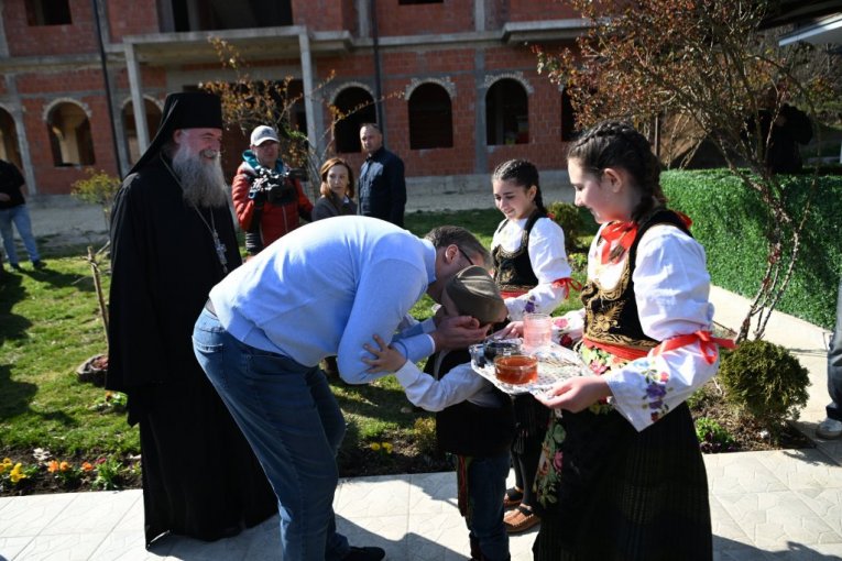 Vučić u manastiru