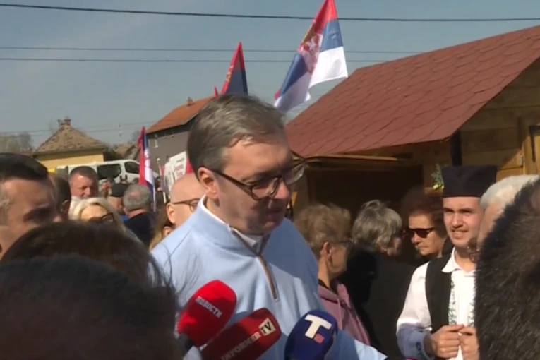 VUČIĆ U AZANJI! "Srbija - naša porodica" - PREDSEDNIKA TOPLO DOČEKALI U SMEDEREVSKOJ PALANCI!