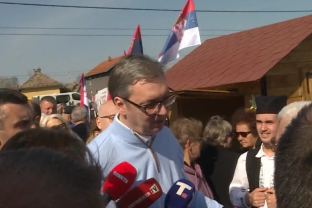 VUČIĆ U AZANJI! "Srbija - naša porodica" - PREDSEDNIKA TOPLO DOČEKALI U SMEDEREVSKOJ PALANCI!
