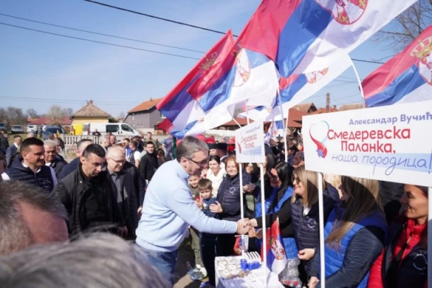 ŽIVELA PORODICA! Predsednik obišao Smederevsku Palanku i okolna mesta - SRDAČNO DOČEKAN U AZANJI, KUSADAKU I MRAMORCU!