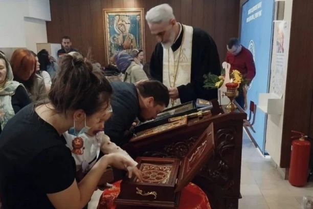 MOŠTI SVETOG NEKTARIJA U DEČJOJ BOLNICI: Trenutak koji je zaustavio žurbu u hodnicima Instituta za majku i dete (FOTO)