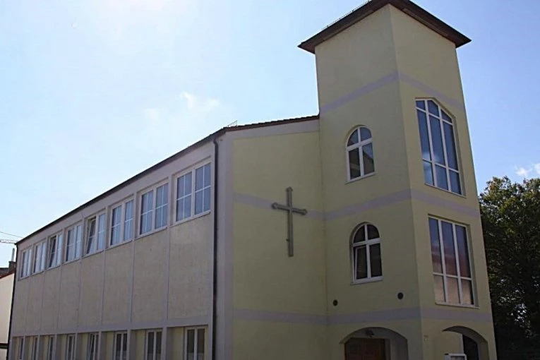 OSKRNAVLJEN SRPSKI HRAM U NEMAČKOJ: Provalnici razbili prozor i upali u crkvu – vernici uznemireni