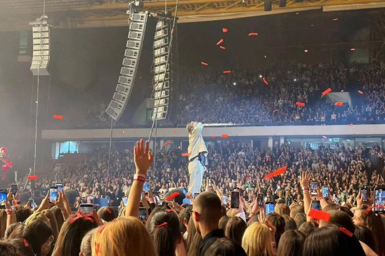 JAKOV JOZINOVIĆ ODGOVORIO SENIDAH U SPENS-U: Izveo njen hit „Replay“, fanovi već traže duet!