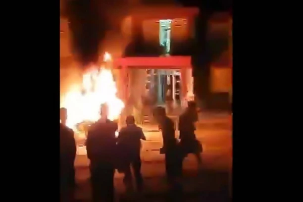 HAOS NA KUBI! Stravične scena na ulicama Havane - GLADNI I ŽEDNI DEMONSTRANTI UDARILI NA KANCELARIJU KOMUNISTIČKE PARTIJE! (VIDEO)