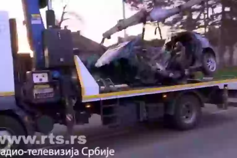 PRVE SKLIKE SA MESTA JEZE U BARAJEVU! Mladić izgubio kontrolu nad automobilom, pa udario u banderu - POGIONU NA LICU MESTA! (FOTO)