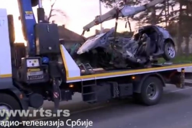 PRVE SLIKE SA MESTA JEZE U BARAJEVU! Mladić izgubio kontrolu nad automobilom, pa udario u banderu - POGINUO NA LICU MESTA! (FOTO)