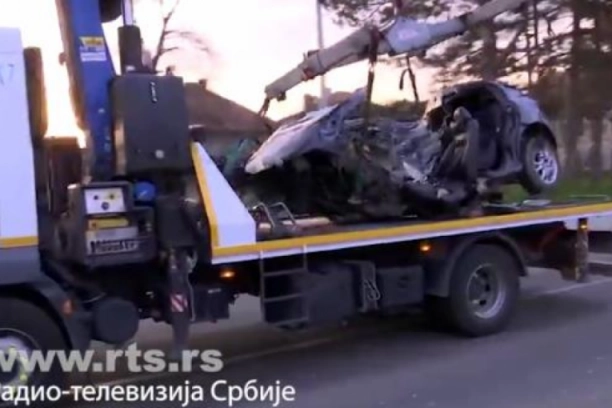 PRVE SKLIKE SA MESTA JEZE U BARAJEVU! Mladić izgubio kontrolu nad automobilom, pa udario u banderu - POGIONU NA LICU MESTA! (FOTO)