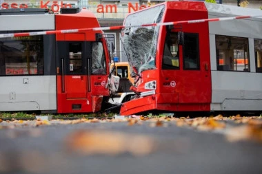 SUDAR DVA TRAMVAJA U CENTRU, 11 TEŠKO POVREĐENIH PUTNIKA! Neviđena drama! Jedno vozilo iskočilo iz šina, pa napravilo potpuni haos