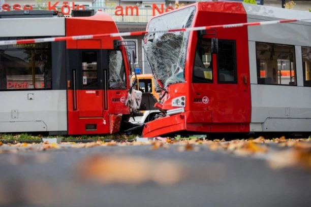 SUDAR DVA TRAMVAJA U CENTRU, 11 TEŠKO POVREĐENIH PUTNIKA! Neviđena drama! Jedno vozilo iskočilo iz šina, pa napravilo potpuni haos