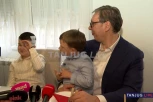 TI SI MI NAJVAŽNIJI NA SVETU DANAS! Predsednik Vučić posetio porodicu dečaka koji se bori sa retkom bolešću o trošku države! (VIDEO)