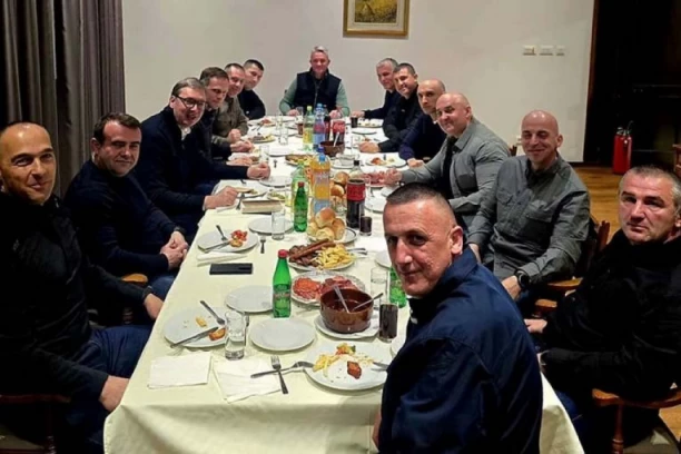 "UZ OVAKVE LJUDE ČOVEK ZNA DA NIJE SAM"! Vučić na večeri sa pripadnicima "Kobri" - HVALA NA LOJALNOSTI, POSVEĆENOSTI I SNAZI! (FOTO)