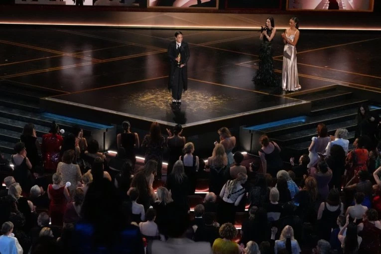 NAJMOĆNIJA SCENA NA DODELI OSKARA 2026! Sve žene ustale da podrže ovu damu!