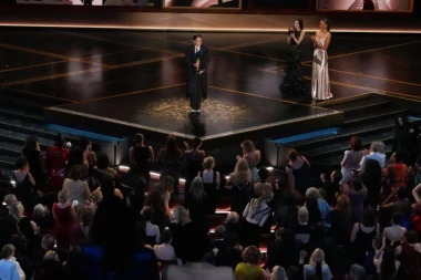 NAJMOĆNIJA SCENA NA DODELI OSKARA 2026! Sve žene ustale da podrže ovu damu!