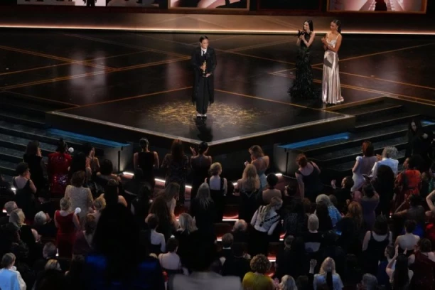 NAJMOĆNIJA SCENA NA DODELI OSKARA 2026! Sve žene ustale da podrže ovu damu!