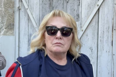 PRVO POJAVLJIVANJE MAJKE I SESTRE SNEŽANE ĐURIŠIĆ! Nakon haosa sa sinom, svi gledaju u njih, a razlog je OVO! (VIDEO)