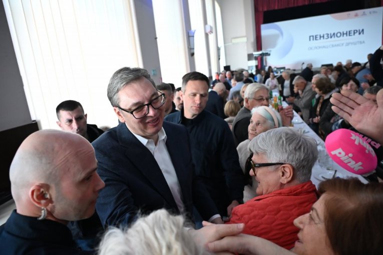 Vučić u Sevojnu sa penzionerima