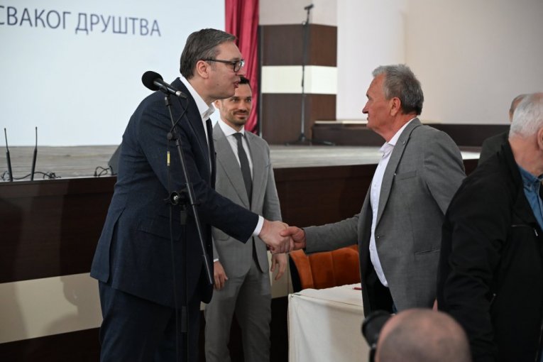 Vučić u Sevojnu sa penzionerima