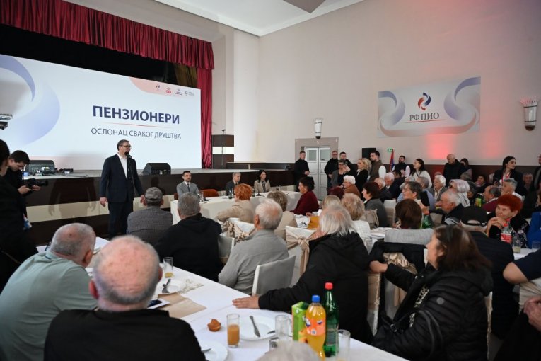 Vučić u Sevojnu sa penzionerima