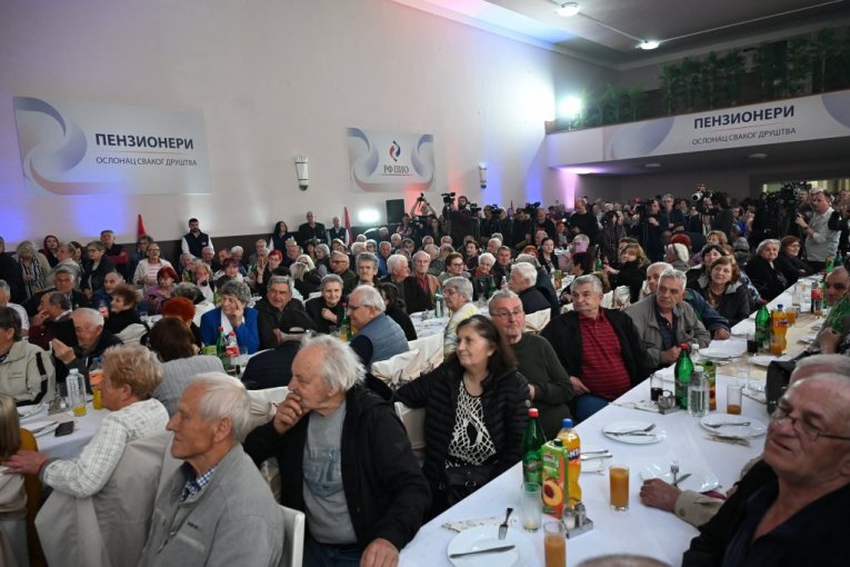 Vučić u Sevojnu sa penzionerima