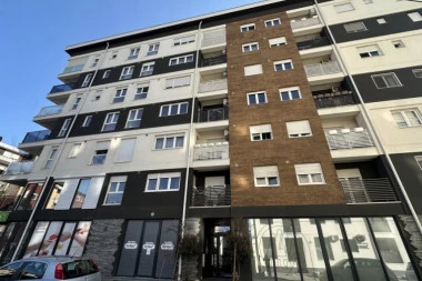 PRVE SLIKE HORORA U ČAČKU! Muškarac ubijen u luksuznoj zgradi: Policija juri počionioca