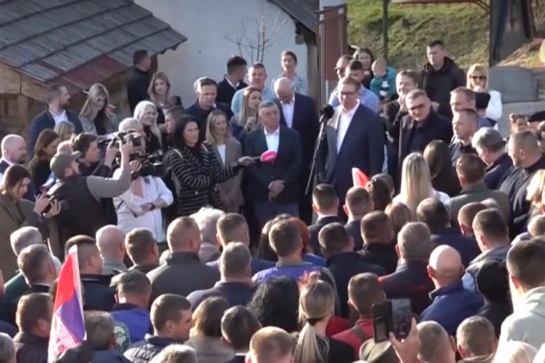 VUČIĆ U KOTRAŽI! Veliki broj ljudi dočekao predsednika! NAROD IZNOSI ZAHTEVE! (FOTO, VIDEO)