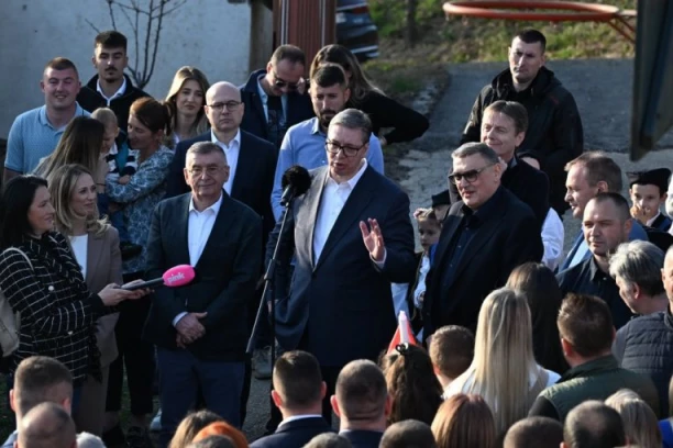 "IMATE MOJU REČ, DOBIĆETE TO"! Vučić razgovarao sa narodom u Kotraži  - STIŽU NOVE INVESTICIJE I POSAO ZA 50 ŽENA! (FOTO, VIDEO)