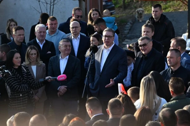"IMATE MOJU REČ, DOBIĆETE TO"! Vučić razgovarao sa narodom u Kotraži  - STIŽU NOVE INVESTICIJE I POSAO ZA 50 ŽENA! (FOTO, VIDEO)