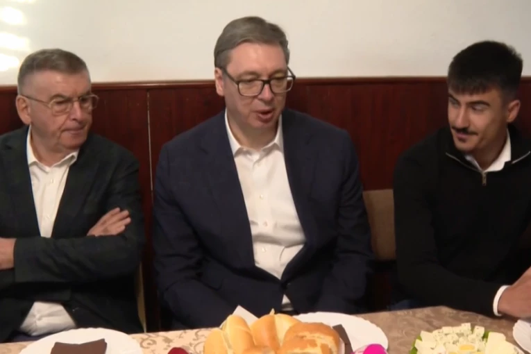 "IMATE MOJU REČ, DOBIĆETE TO"! Vučić razgovarao sa narodom u Kotraži  - STIŽU NOVE INVESTICIJE I POSAO ZA 50 ŽENA! (FOTO, VIDEO)