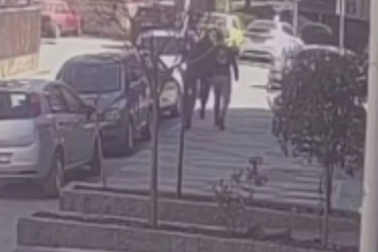 DA LI SU OVO OSUMNJIČENI ZA UBISTVO U ČAČKU?! Muškarac udaran čekićem do smrti - policija pregleda sigurnosne snimke! (FOTO, VIDEO)