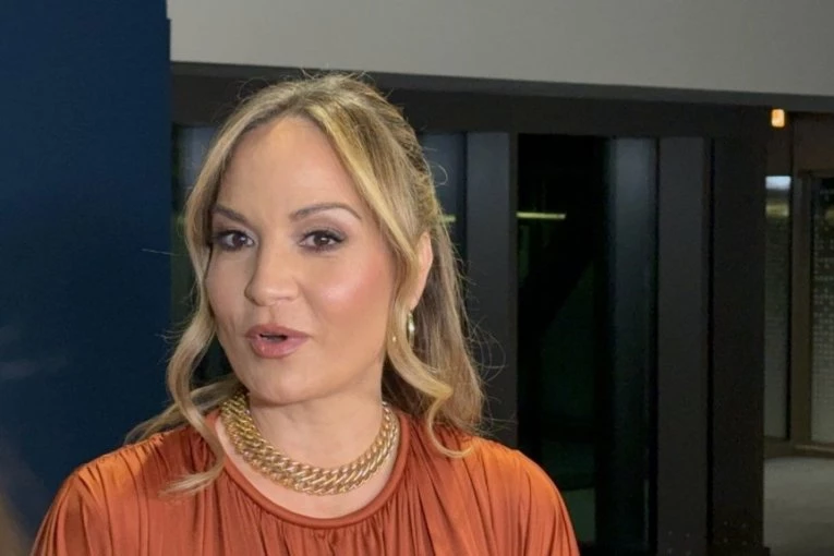 JELENA TOMAŠEVIĆ SE SRŠILA NA BINI, PUBLIKA PRUŽILA PRVU POMOĆ! Prva izjava pevačice nakon incidenta, progovorila o ZDRAVSTVENOM PROBLEMU! (VIDEO)