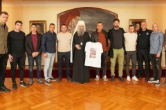 PEŠKE DO OSTROGA ZBOG DVOJE TEŠKO OBOLELE DECE: Patrijarh blagoslovio policajce koji kreću na put dug stotinama kilometara zbog lečenja Sofije i Feđe