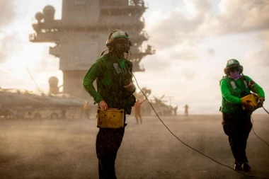 DRAMA NA AMERIČKOM GIGANTU: Požar 30 sati BUKTAO na nosaču aviona!