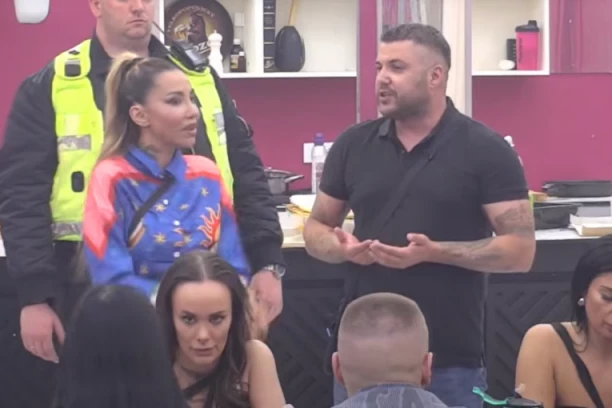 NAJBRUTALNIJE UNIŠTENJE ASMINA DURDŽIĆA UŽIVO U PROGRAMU: Voditelj napravio ŠOK-POTEZ, ovo nije smelo da se desi u emisiji!