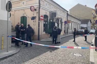 PRVE SLIKE LOKALA NA KOJI JE BAČENA BOMBA! Od siline detonacije na pivnici su popucala stakla, tragovi gelera vidljivi su svuda po ulazu! (FOTO)