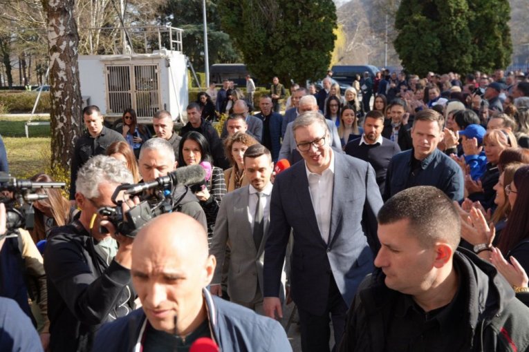 Vučić u Sevojnu sa penzionerima