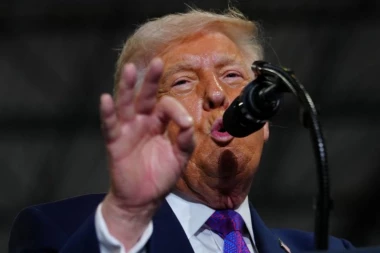 "NE TREBA NAM NIČIJA POMOĆ!": Tramp izgubio živce, van sebe od besa! Napao NATO saveznike kao nikada pre