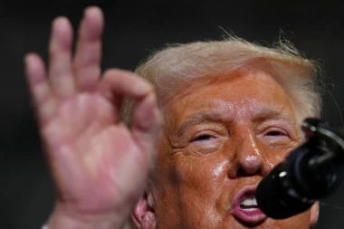 TRAMP ŠALJE ZLOGLASNE AGENTE NA AERODROME: Putnici se već sada preznojavaju od muke, evo šta znači ovaj potez