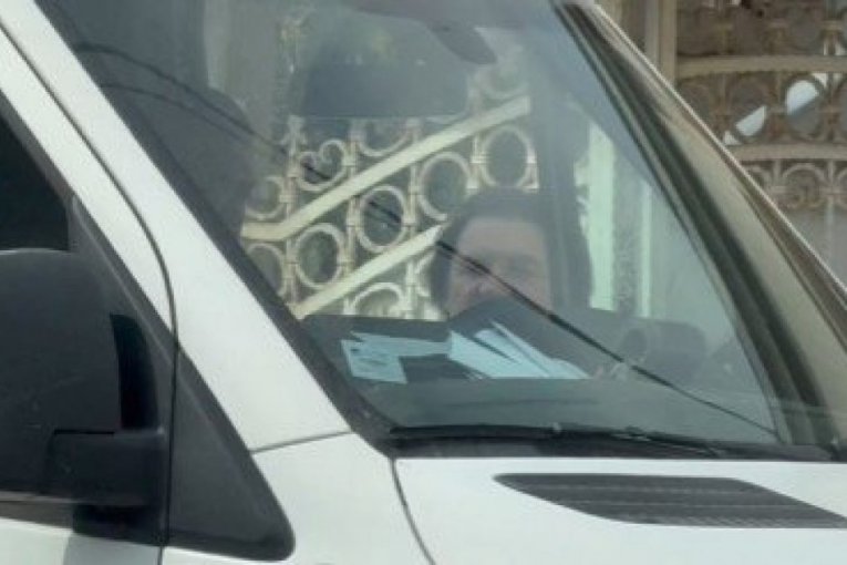 Kemiš izašao po paket