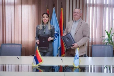 MINISTARKA MESAROVIĆ U KLADOVU POTPISALA UGOVOR! Parterno uređenje oko bazena Jezero za kvalitetniji i prijatniji boravak svih građana i turista! (FOTO)