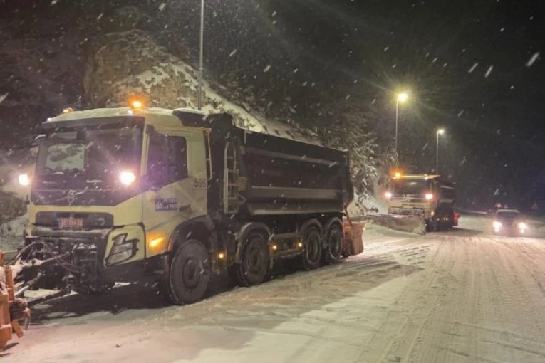 KIŠA PREŠLA U SNEG I NA ZLATIBORU! Temperatura pala na nulu, aktivirano 7 kamiona - snežni kolaps usred marta! (FOTO)