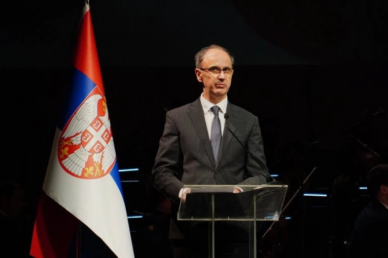 UNIVERZITET JE TOG TRENUTKA PAO NA KOLENA! Premijer Macut o stravičnoj tragediji na Filozofskom fakultetu: Ako nema šta da se krije, čemu otpor? (FOTO)