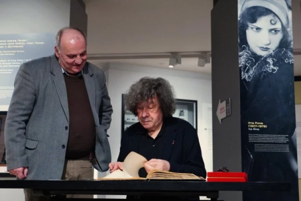 URUČEN ZLATNI PEČAT SLAVNOM IRSKOM GLUMCU: Divno je biti u Beogradu poslednjih nekoliko dana