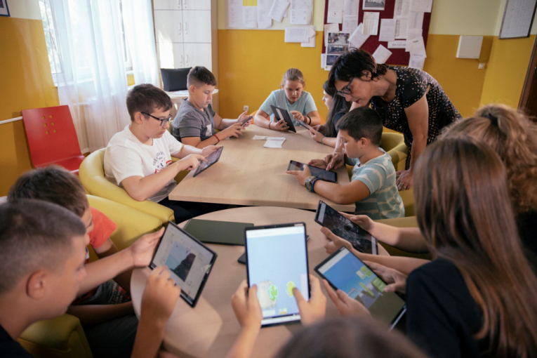 ИНТЕРНЕТ МОЖЕТ БЫТЬ БЕЗОПАСНЫМ МЕСТОМ ДЛЯ ВСЕХ: UNICEF, Министерство просвещения и Yettel наградили ЛУЧШИЕ ИДЕИ учеников для более безопасной цифровой среды